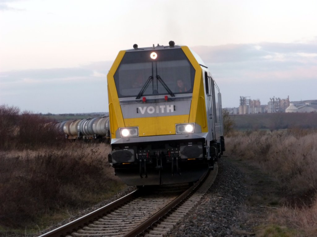 Voith L06-30006 (92 80 1263 006-9 D-VTLT), an Infra Leuna vermietet, mit leeren Kesselwagen von Karsdorf auf der Fahrt nach Leuna, am 27.12.2012 zwischen Kirchscheidungen und Laucha. (Foto: Klaus Pollm�cher) 