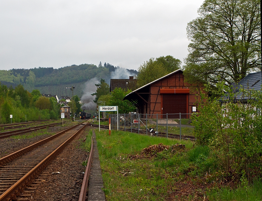 
Volldampf im Hellertal, aus Anlass: 150 Jahre Eisenbahn an Sieg, Heller, Dill und Lahn, am 06.Mai 2012: 
Pnktlich um 8:10 Uhr fhrt die 52 8134-0 der Eisenbahnfreunde Betzdorf in den Bahnhof Herdorf Tender voraus ein, danach geht es weiter in Richtung Gieen (bis Haiger ber die Hellertalbahn KBS 462, ab Haiger ber die Dillstrecke 445 bis Gieen). Leider war das Wetter nicht das gewnschte, sonst wren die Zge wohl voller gewesen.