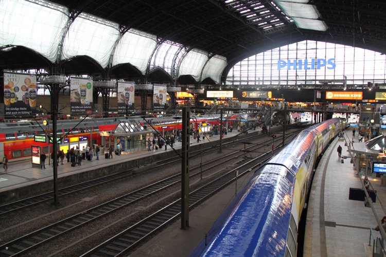 volles Haus im Hamburger Hbf auf Gleis 11 steht Metronom nach Cuxhaven,und auf den Gleisen 7/6 stehen 2x DB-Regio Dosto-Zge nach Kiel und Lbeck Hbf ganz links fuhr noch ne Hamburger S-Bahn rein.(23.07.2011)