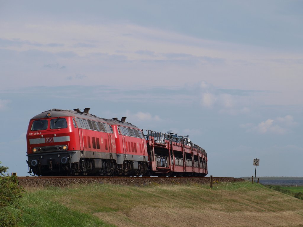 Vom Festland kam der nchste Autozug diesmal gezogen von 218 359-8 und einer weiteren 218. 14.8 Morsum 