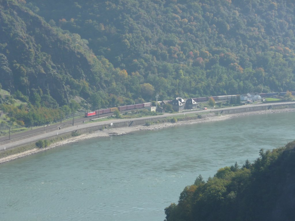 Vom Loreleyfelsen aus hat man einen sehr guten Blick auf die Rheinstrecken. Hier ist eine unerkannt gebliebene 185.2 auf der rechten Rheinstrecke unterwegs in Richtung Norden.