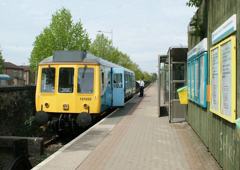 von den ab 1960 in 16 Exemplaren gebauten Class 121 gibt es heute nur noch ganz wenige, welch Glck, den 121 032 in Cardiff Bay zu sehen, zu fotografieren und damit fahren zu knnen!
28. April 2010