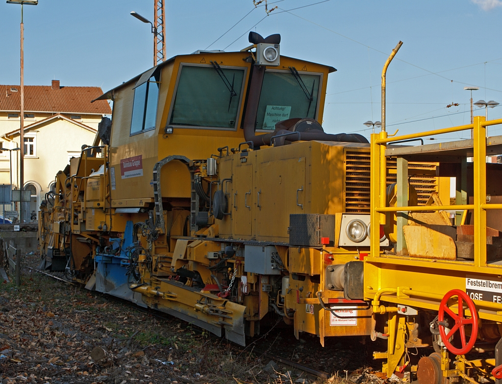 Von der anderen Seite - Die Plasser & Theurer Schnellschotterplaniermaschine SSP 110 SW  (Schweres Nebenfahrzeug Nr. 97 16 46 002 18-0) der DB Bahnbau Gruppe (ehem. DB Gleisbau), abgestellt am 28.10.2012 in Siegen-Weidenau. 