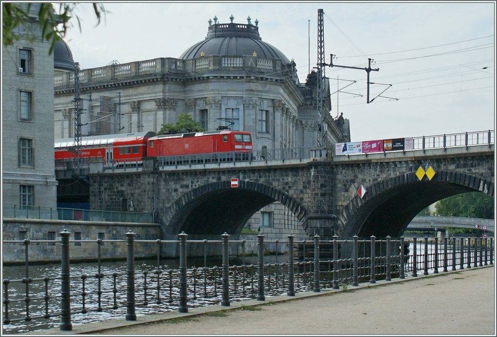 Von Brcke zu Brcke fhrt die Stadtbahn durch Berlin, hier hat die 143 mit ihrem RE gerade dei Museumsinsel erreicht. 
12.09.2010