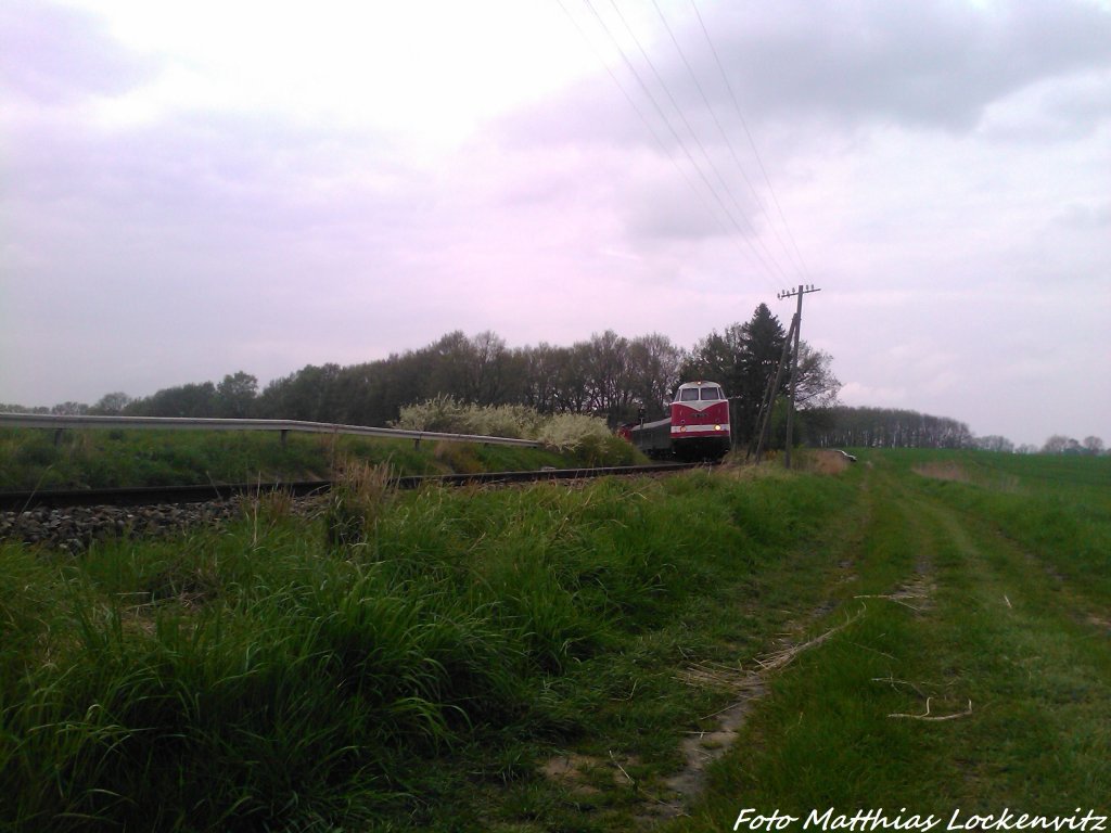 Von Putbus kommt MTEG mit ziel Lauterbach Mole angefahren / Hier kurz vor dem Haltepunkt Lauterbach (Rgen) am 11.5.13