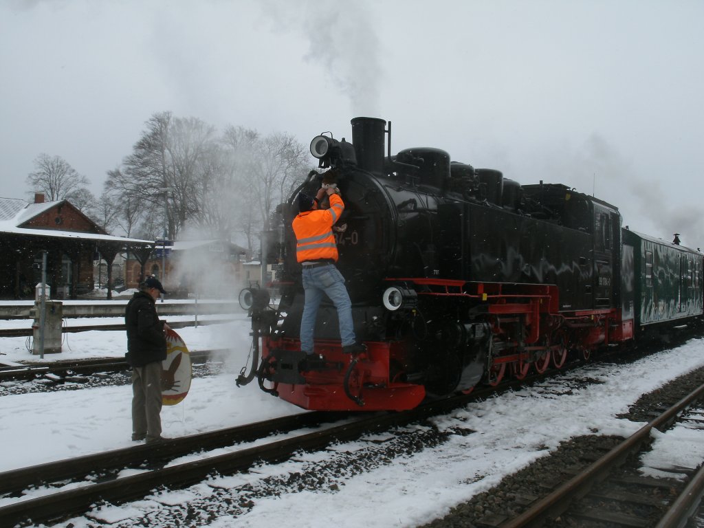 Vor der Abfahrt mit dem Ostersonderzug nach Ghren wurde 99 1784-0 mit Ostermotiven,am 29.Mrz 2013,in Putbus geschmckt.