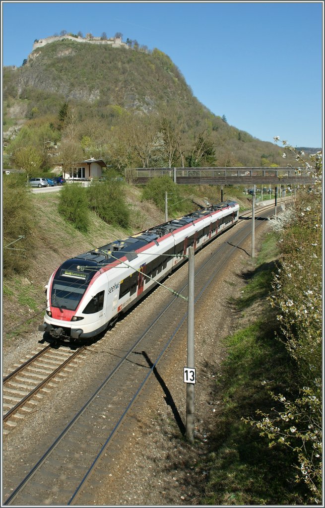 Vor dem Hinterdes des altn Vulkans Hohentwiel strebt der SBB Flirt 526 654-9 Signen zu. 
07.04.2011