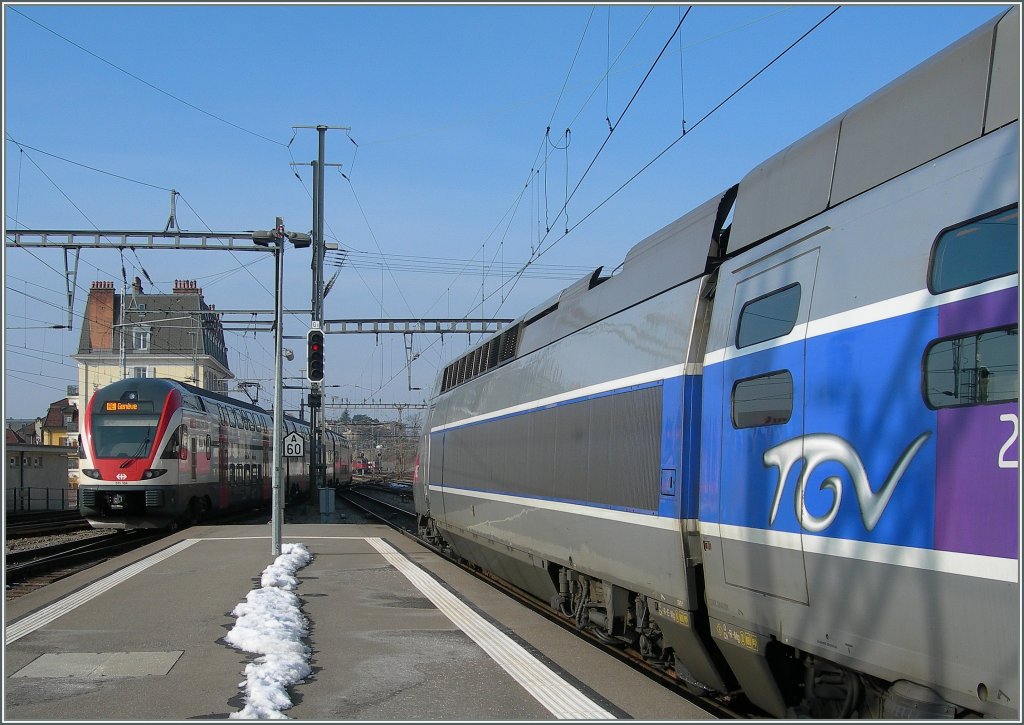 Vor dem Vorder- und Hintergrund des bunten TGV verlsst der RABe 511 104 Lausanne Richtung Genve. 
26. Jan. 2013