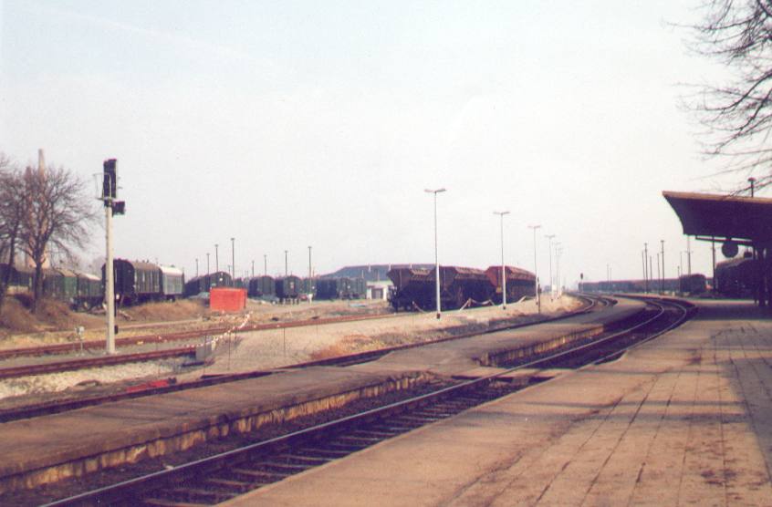 Vor der Elektrifizierung des Streckenabschnitts von S�mmerda nach Oberr�blingen im Jahr 1996, war der neue Inselbahnsteig mit Unterf�hrung in Artern errichtet worden. Ich denke das Foto mu� zwischen 1992 und 1993 entstanden sein. Interessant ist auch der im Hintergrund zu sehende Bauzug des Gleisbaubetrieb Naumburg. Dieser hatte bereits seit 1988 seinen Standort hier und war in Artern f�r den Ausbau zur Zweigleisigkeit der Strecke von der Reichsbahnbaudirektion platziert worden. Eigentlich waren es ein Oberbauzug und ein Tiefbauzug. Der Oberbauzug war auch f�r die Oberbauerneuerung im Jahr 1989 zwischen Donndorf und Reinsdorf verantwortlich.
(Foto: Archiv IG Unstrutbahn e.V.)