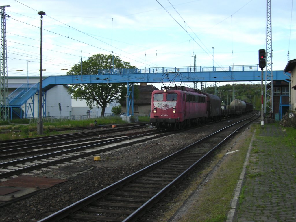 Vor Jahren war Sie vor fast jeden Gterzug anzutreffen,nun ist es schon ein Glcksfall wenn Sie wieder einmal nach Rgen kommt.Am 26.Mai 2010 durchfuhr 140 024 den Bahnhof von Bergen/Rgen.