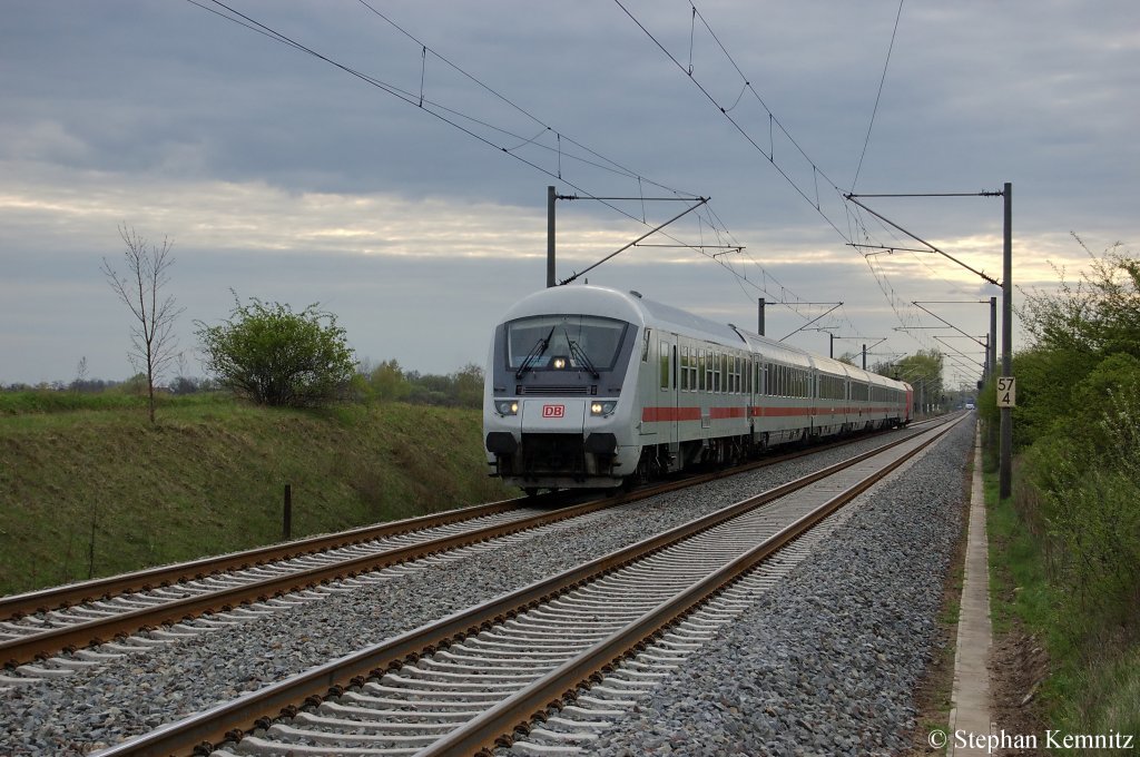 Vor kurzem hatte IC 2431 den Brandenburger Hbf verlassen und ist auf dem Weg in die Brandenburgischen Landeshauptstadt Potsdam. Geschoben hatte die 101 086-7. 15.04.2011