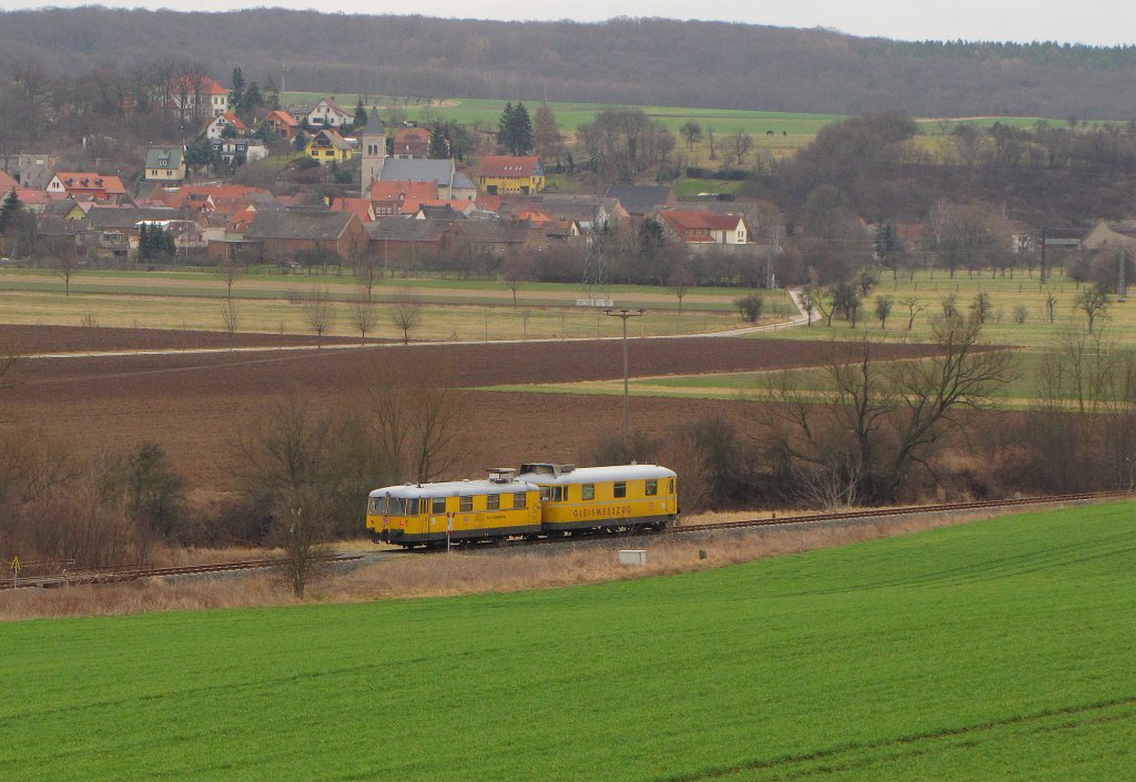 Vor der Ortskulisse von Gro�jena tuckerten die beiden Gleismesstriebwagen 726 002-9 + 725 002-0 als NbZ 94022 von Nebra nach Naumburg Hbf, weiter durch das Unstruttal; 12.03.2012