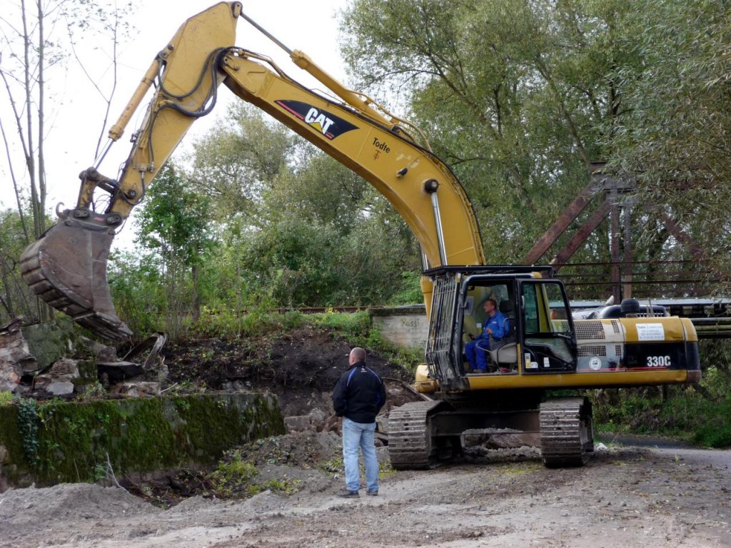 Vorbereitungen f�r den Neubau der Saalebr�cke in Ro�bach; 08.10.2011 (Foto: Klaus Pollm�cher)