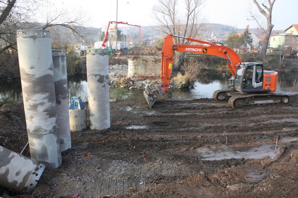 Vorbereitungsarbeiten f�r Bohrungen an der Baustelle der Saalebr�cke in Ro�bach; 11.11.2011 (Foto: Peter Stumpf)