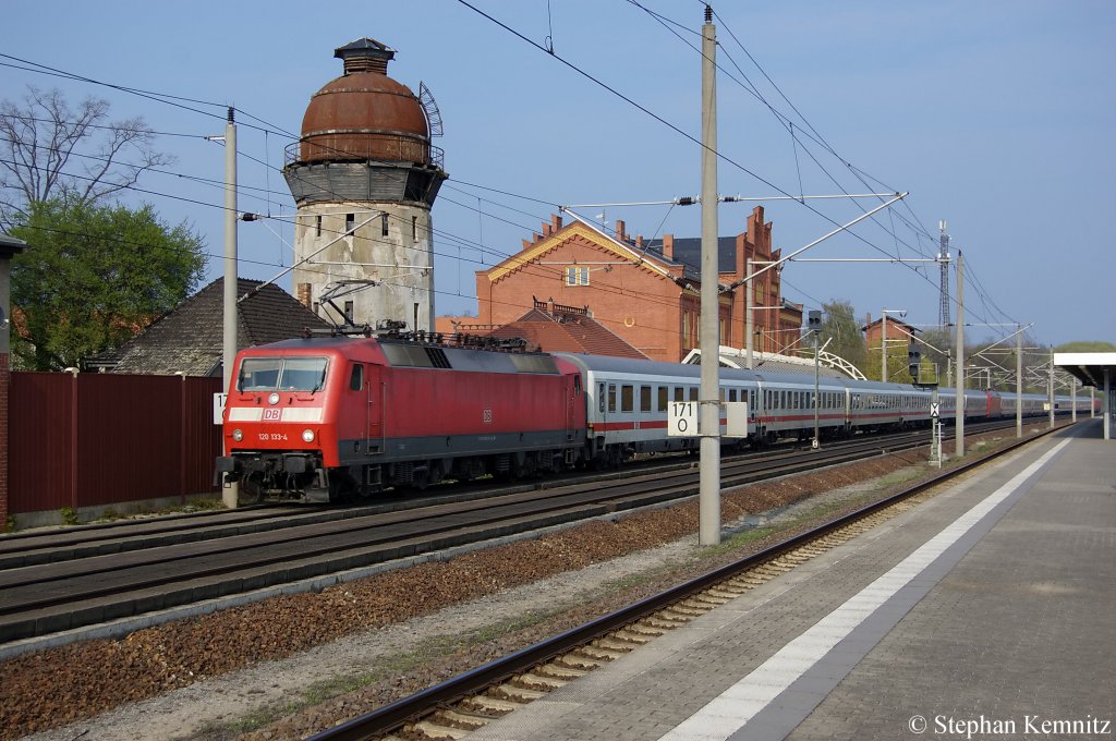 Vorne der IC 1925 von Berlin Sdkreuz nach Kln Hbf und gezogen von der 120 133-4. Mit am Haken dieses IC ist der IC 1993 von Berlin Sdkreuz nach Stuttgart Hbf und dieser befindet sich im 101er Sandwich. Vorne die 101 031-3 die hier nur kalt mitgezogen wird und hinten die 101 110-5. Hier durchfahren sie zusammen den Bahnhof Rathenow und fahren bis Hannover zusammen weiter. 17.04.2011