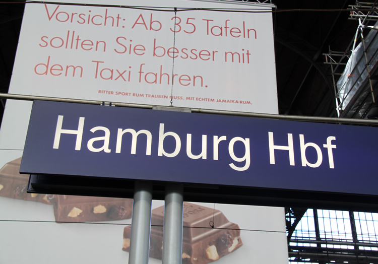 Vorsicht:Ab 35 Tafeln sollten Sie lieber mit dem Taxi fahren.Gesehen am 04.06.2011 im Hamburger Hbf