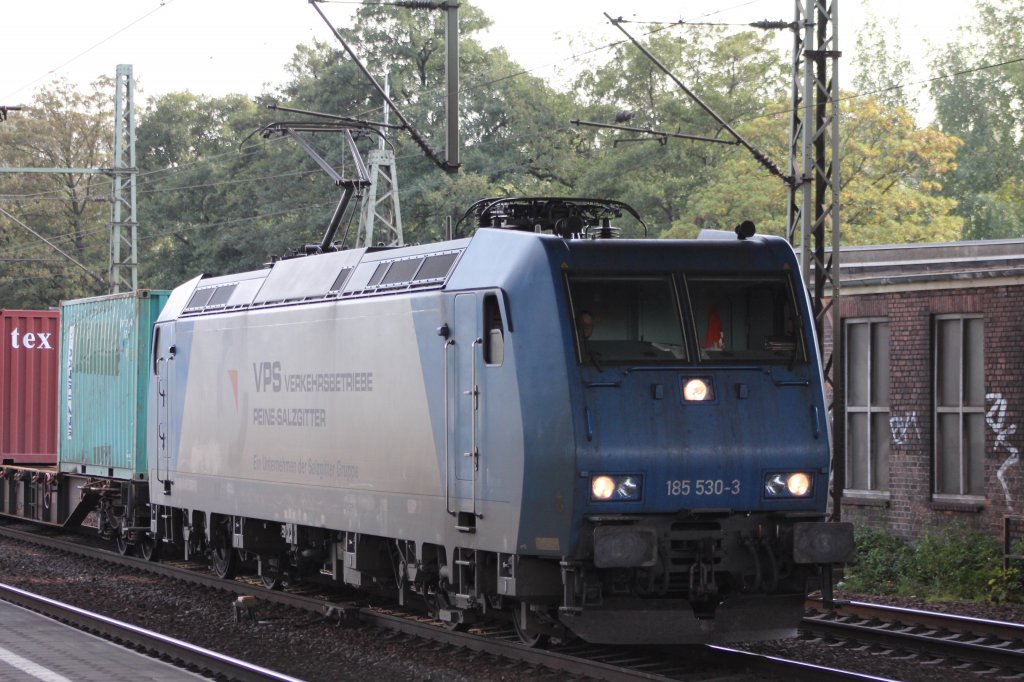 VPS 185 530-3 9 am 21.09.2011 mal Mit Containerzug durch Hamburg Harburg.