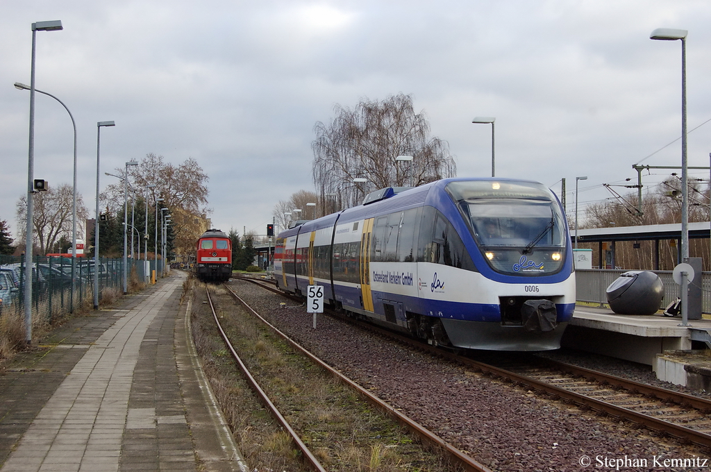 VT 0006 der OLA - Ostseeland Verkehr GmbH als MR51 (MR 68924) von Brandenburg Hbf nach Rathenow, verlsst hier den Brandenburger Hbf. Nach vier Jahren gutem Service und Pnktlichkeit, heit es nun fr die Mrkische Regiobahn auf wiedersehen sagen. Ab Morgen (11.12.2011) bernimmt die ODEG diese Strecke. 10.11.2011