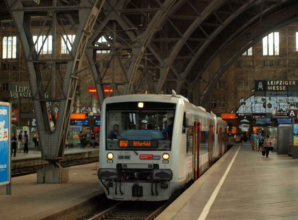 VT 007 der MRB stand mit einem leider unbekannt gebliebenen weiteren 650 der MRB abfahrbereit als MRB 80279 nach Bitterfeld im Leipziger Hbf am 3.8.11.