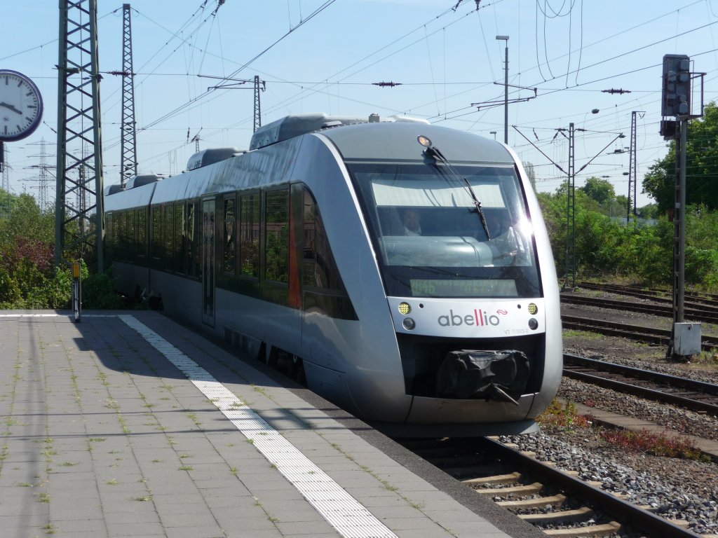 VT 11.003 der Abellio am 20.08.2011 erreicht als RB46 den Gelsenkirchener Hauptbahnhof.
RB46 -> Gelsenkirchen Hauptbahnhof