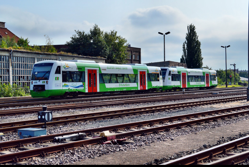 VT 302  Stadt Zeitz  + VT 303  Ilmtal  der Erfurter Bahn erreichen am 12.07.2013 als EBx 37444 Saalfeld - Leipzig Hbf, Zeitz Pbf.