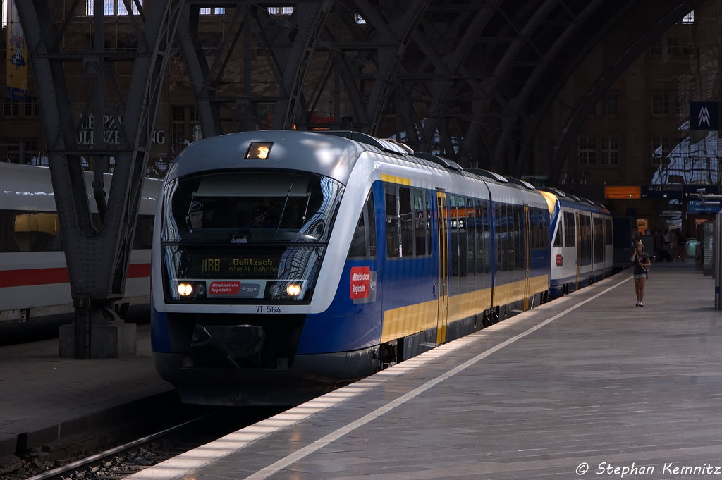 VT 564 (642 837-8) & VT 615  Muldentalkreis  (642 344-5) MRB - Mitteldeutsche Regiobahn als MRB 54 (MRB80277) von Leipzig Hbf nach Delitzsch unt Bf im Leipziger Hbf. 06.07.2013