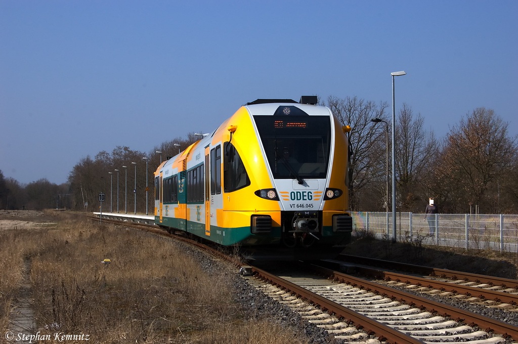 VT 646.045 (646 045-4) ODEG - Ostdeutsche Eisenbahn GmbH als OE33 (OE 68933) von Berlin Wannsee nach Jterbog in Treuenbrietzen. 17.03.2012