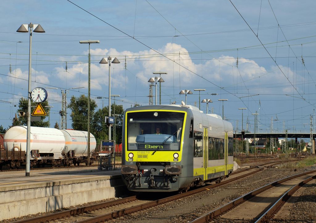 VT 650 719 dieselte aus Forchheim kommend in den Bamberger Bahnhof hinein, um nach einer kurzen Pause weiter nach Ebern zu fahren. Gru an die Triebfahrzeugfhrerin !!