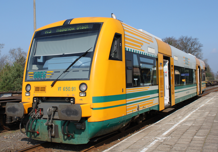 VT 650.91 als OE 79378 von Neustrelitz Hbf nach Hagenow Stadt kurz nach der Ankunft im Bahnhof Karow(Meckl).(17.04.2011)