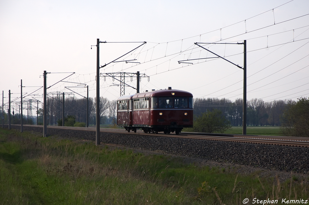 VT 95 9396 (795 396-0) & VB 142 307 (995 307-5) der Berliner Eisenbahnfreunde e.V. als 37688 von Wittenberge nach Berlin Gesundbrunnen in Vietznitz. 05.05.2013