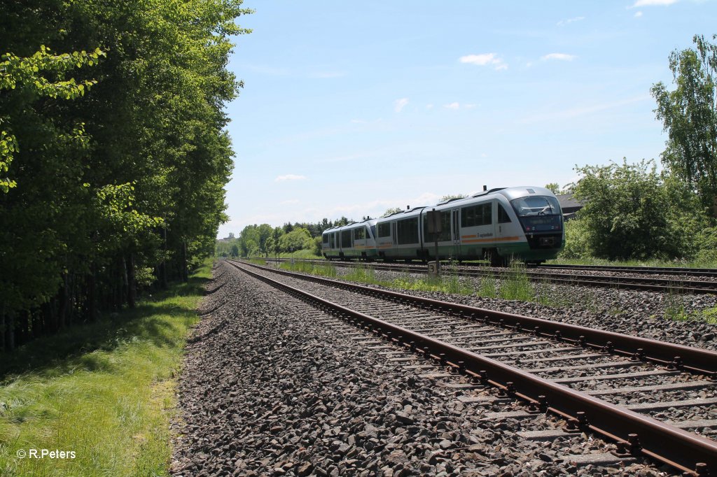 VT16 + VT10 als VBG81123 Marktredwitz - Regensburg Verstrkerzug bei Schnfeld. 05.06.13