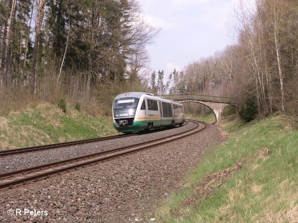 VT24 auf den Weg nach Regensburg HBF in der Kurve von Schnfeld. 26.04.08