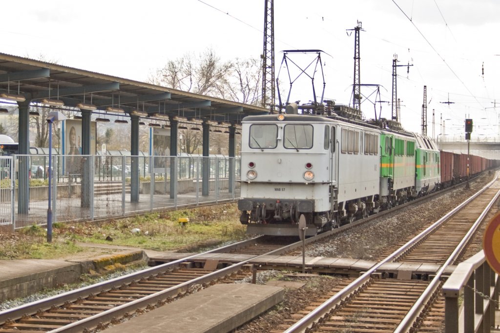 WAB 57 mit einem G�terzug Richtung Gro�korbetha, bei der Durchfahrt in Naumburg (S) Hbf; 26.03.2008 (Foto: Matthias Kolbinger)