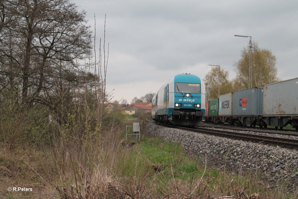 Whrend 223 069 mit dem ALX84121 Hof - Mnchen in Wiesau einfhrt steht rechts der Integro Containerzug. 29.04.13