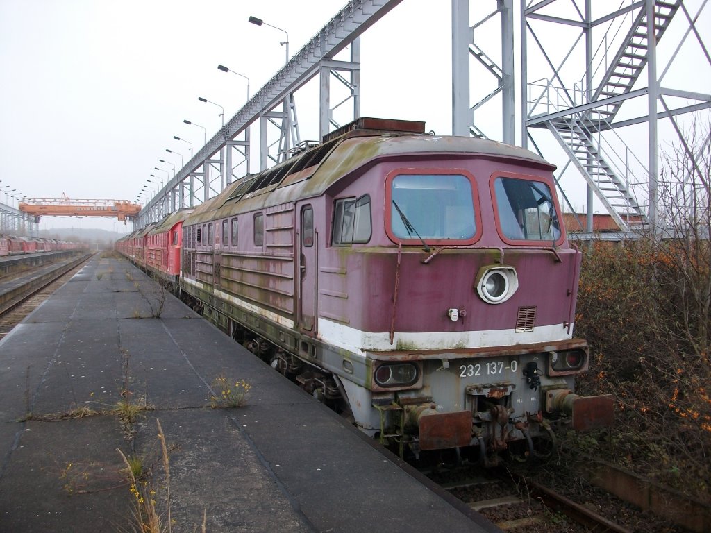 Whrend am 18.November 2010 wieder 16 Ludmilas Mukran nach Magdeburg zum Schrotthndler verlieen,blieb 232 137 immer noch in Mukran.Mittlerweile sind nur noch zwei Gleise mit abgestellten Ludmilas besetzt.Aufnahme vom 20.November 2010.