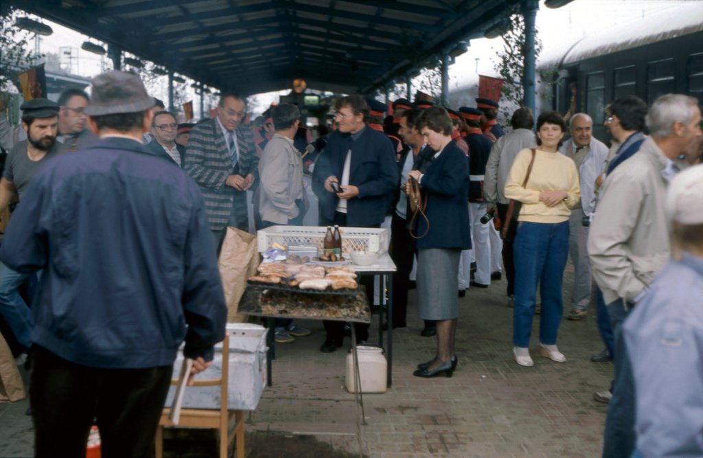 W�hrend dem 100. Geburtstag der Unstrutbahn am 01.10.1989 wurde auf dem Bahnsteig in Naumburg mit Musik und W�rstchen gefeiert. (Foto: Klaus Pollm�cher)
