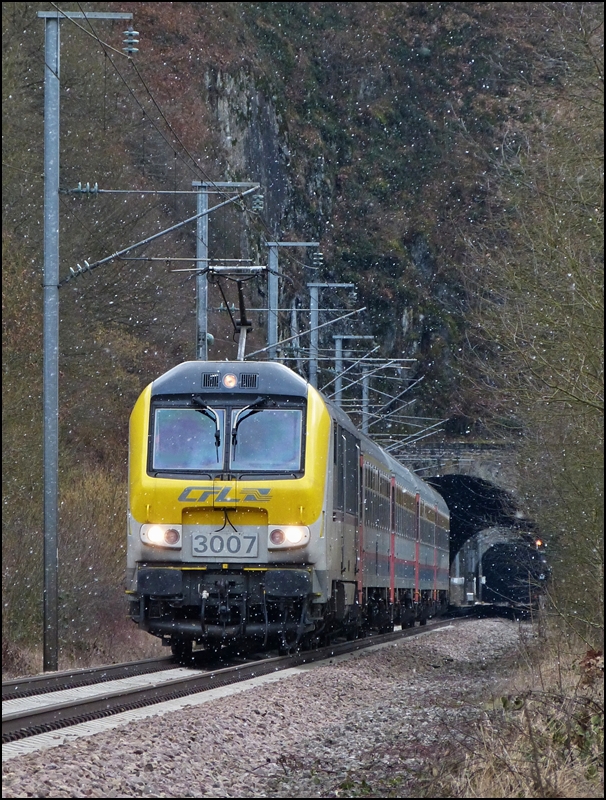 Whrend einem kurzen Schneeschauer fhrt der IR 116 Luxembourg - Liers der Ortschaft Michelau entgegen, nachdem er die beiden Tunnel (Burden, 534 Meter und Michelau, 291 Meter) hinter sich gelassen hat. 21.02.2013 (Jeanny)