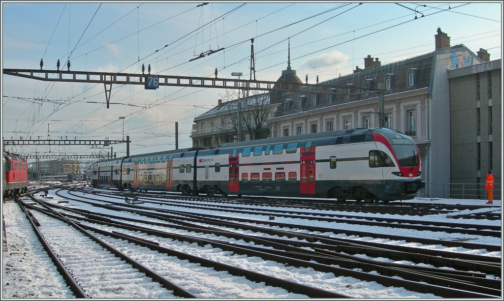 Whrend ganz links im Bild eine Re 4/4 II mit dem IR Lausanne verlsst, zeigt sich der RABe 511 schon Bildbestimmend. 
17. Jan. 2013