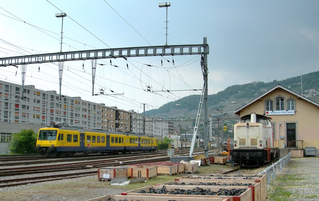 Whrend der Gelb/Blaue  Train des Vignes  NPZ Richtung Puidoux-Chexbres Vevey verlsst, geniesst die weisse Am 847 957-8 die Sonntagsruhe.
16. Mai 2010