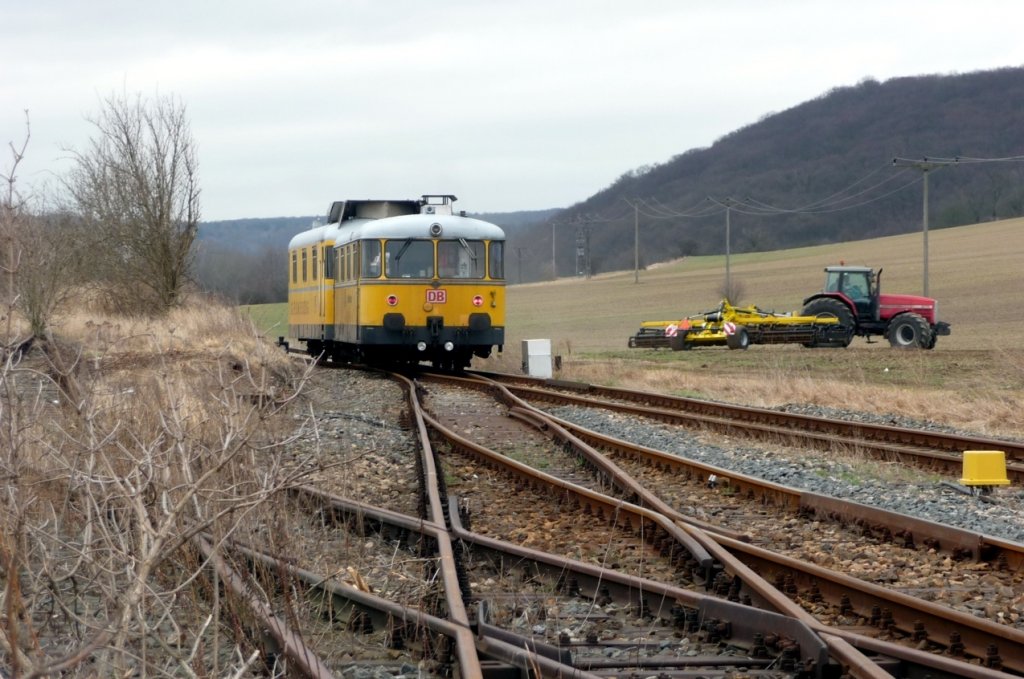 W�hrend im Hintergrund die Felder gepfl�gt werden, verlassen die beiden Gleismesstriebwagen 726 002-9 + 725 002-0 Laucha, um als NbZ 94022 weiter nach Naumburg Hbf zu fahren; 12.03.2012 (Foto: Klaus Pollm�cher)