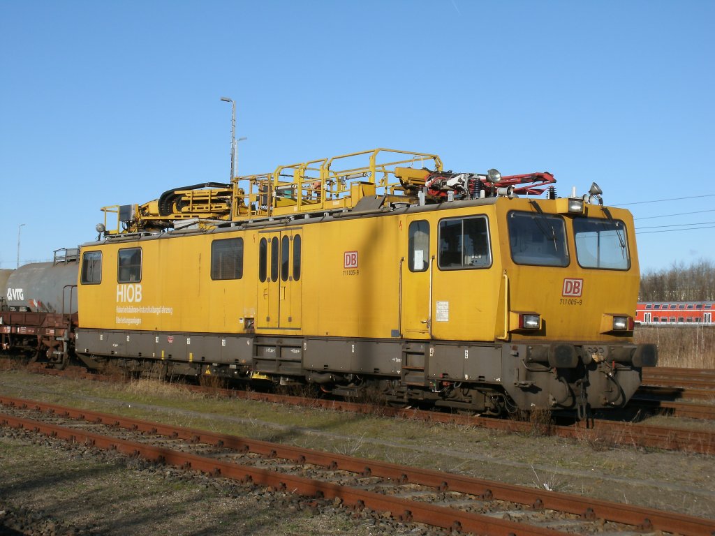 Whrend die ORT-Triebwagen von Mukran verschwunden sind,blieb 711 005 in Mukran.Aufnahme vom 14.Januar 2012.