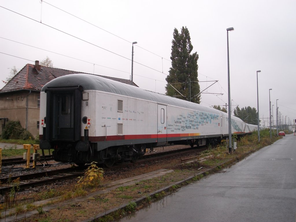 Whrend die Sciencelok bei Bender in Opladen gelandet sind,stehen die Wagen vom Scienceexpress in Berlin Grunewald.