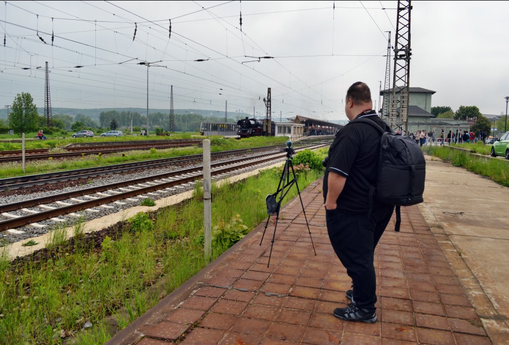 Warten auf den Dampfzug. Steve, ein Tourist aus England, ist am 19.05.2013 mit dem ICE aus Berlin gekommen. Ziel war eigentlich die Stadt Naumburg. Er bekam von mir die Information �ber den  Specialtrain . Nachdem er die Einfahrt von Gleis 3 aus beobachtet hat, wartet Steve nun geduldig auf die Ausfahrt des Sonderzuge zur  Saale-Weinmeile 2013  mit 03 1010 und + 52 8154 nach Freyburg.