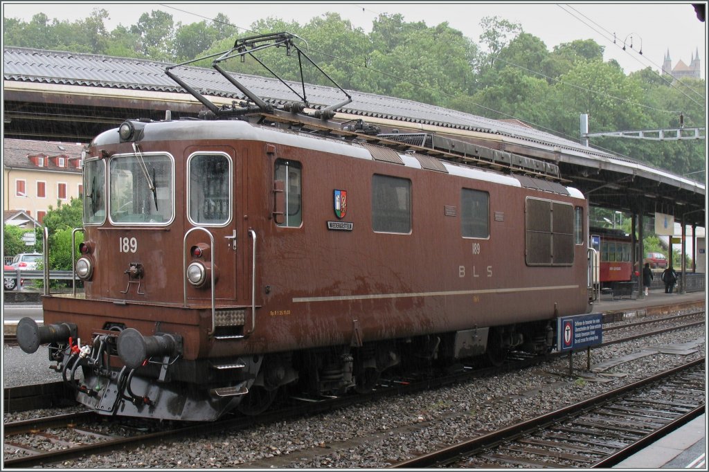 Wartet im Regen auf die Streckenfreigabe: BLS Re 4/4 186 in Vevey am 7. Februar 2007.