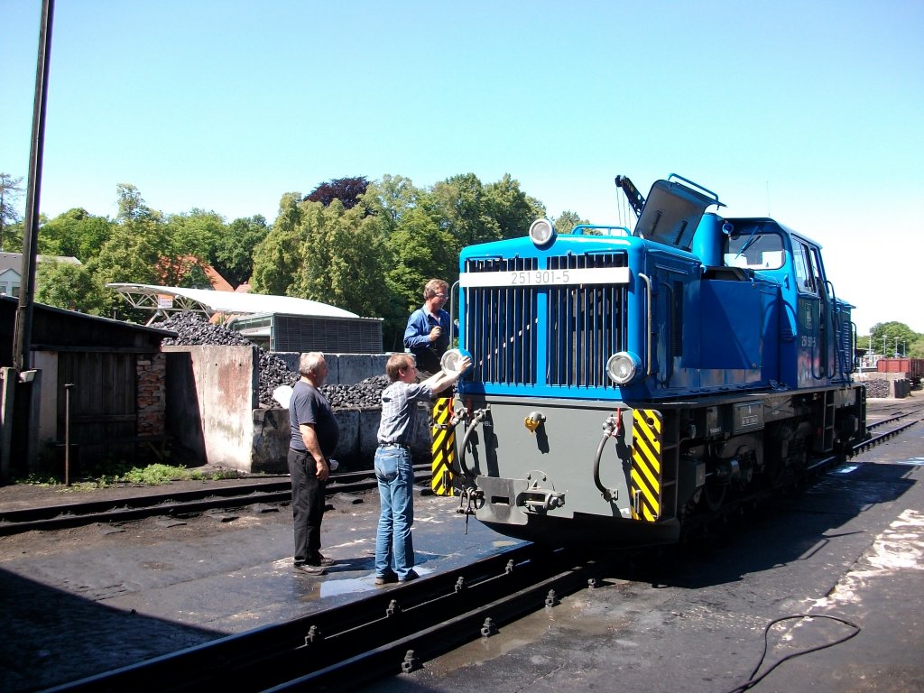 Wartungsarbeiten an 251 901 am 01.Juli 2010 in der Einsatzstelle Putbus.