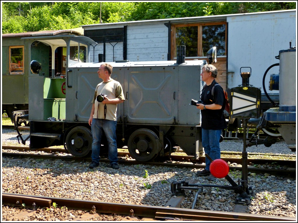 Was kommt als nchstes? Gespannt warten die Bahnfotografen auf die nchsten Motive in Chaulin. 27.05.2012 (Jeanny)