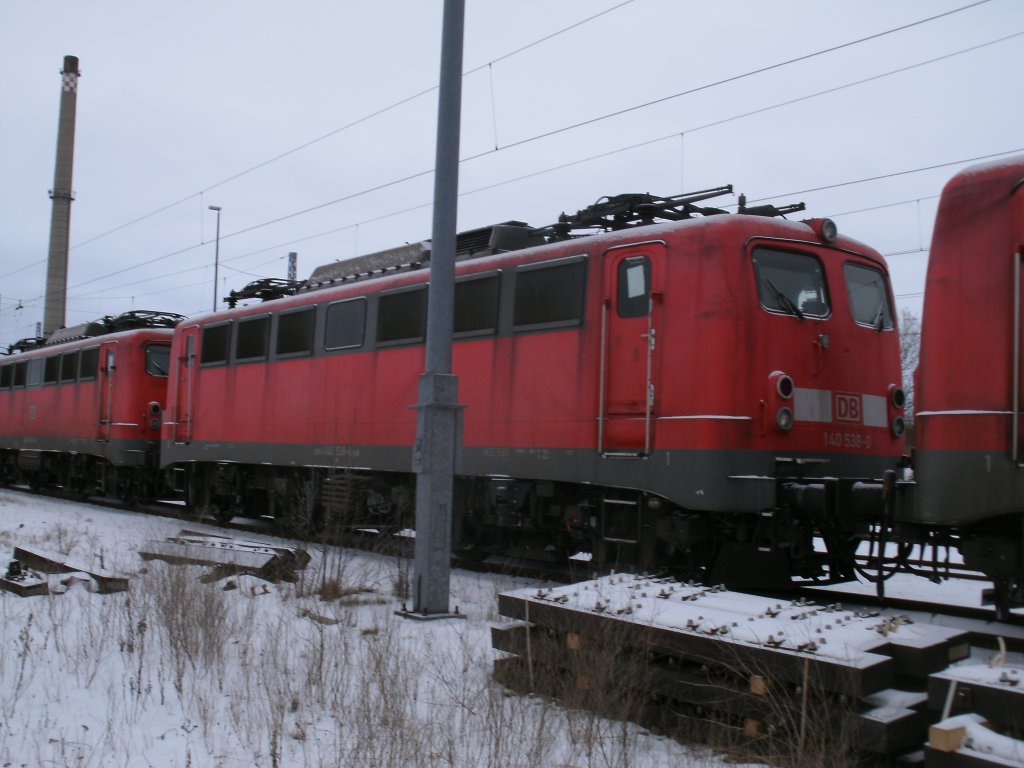 Was wird wohl aus 140 538-0 vom ex.Bh Gremberg ? Da brauchen wir nicht lange zuberlegen.Jeder Eisenbahnfreund wird Wissen wohin es geht.Aufgenommen am 20.Januar 2013  noch  in Mukran.