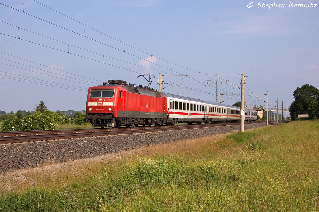 Wegen der momentanen Speerung der Elbebrcke Hmerten wird der Wawel ber die Berlin-Hamburger Bahn umgeleitet und hlt ersatzweise in Wittenberge, Ludwigslust, Bchen und Hamburg Hbf. Hier hatte wieder die 120 130-0 die Aufgabe den EC 248 nach Hamburg zu bringen und ist hier gerade in Vietznitz. 12.06.2013