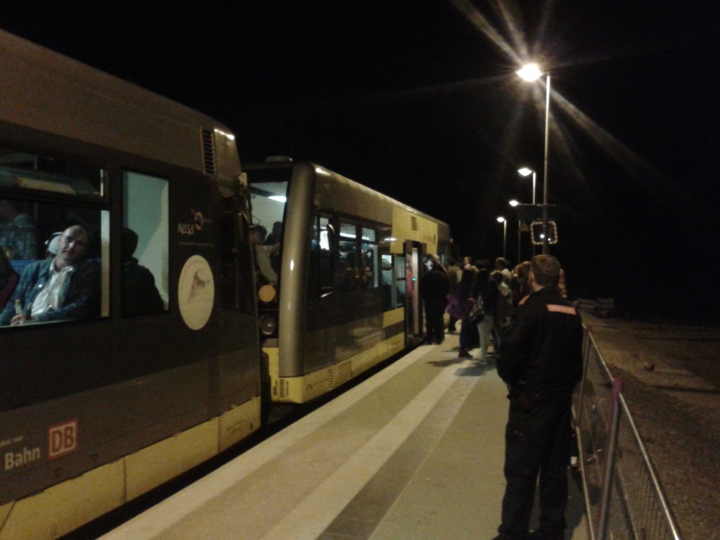 Wegen �berf�llung konnten einige Fahrg�ste und Winzerfestbesucher am Hp Freyburg in die letzte planm��ig angebotenen RB 34990 (Freyburg - Ro�leben) nicht mehr einsteigen. Nachdem man sich lautstark beschwerte, wurde aber erfreulicherweise noch kurzfristig ein weiterer Zug Richtung Nebra bestellt, der dann auch die restlichen Besucher sicher nach Hause brachte; 09.09.2012