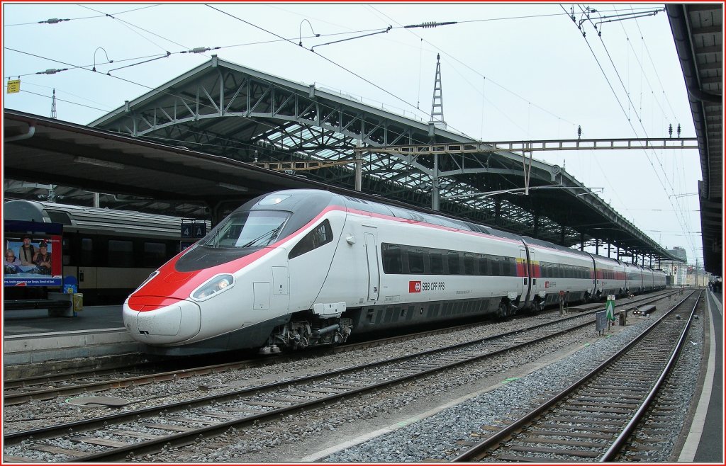 Weie Zge I: SBB ETR 610 in der  Fernverkehr Lackierung  als EC 39 nach Milano beim Halt in Lausanne am 14. Oktober 2010.
at i